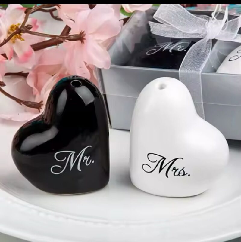 Salt and pepper shakers - Image 5